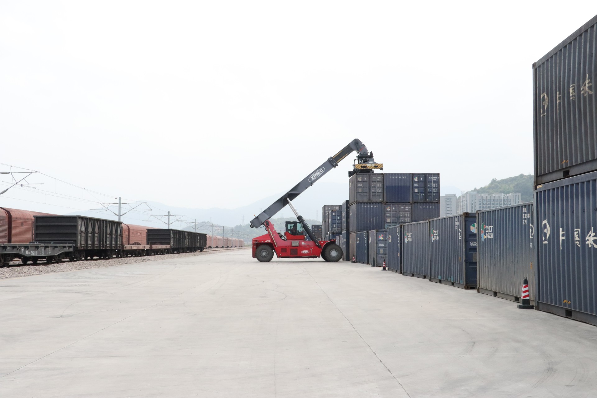 1710833154387505.jpg 寧德陸港集裝箱多式聯運作業(yè)現場.JPG