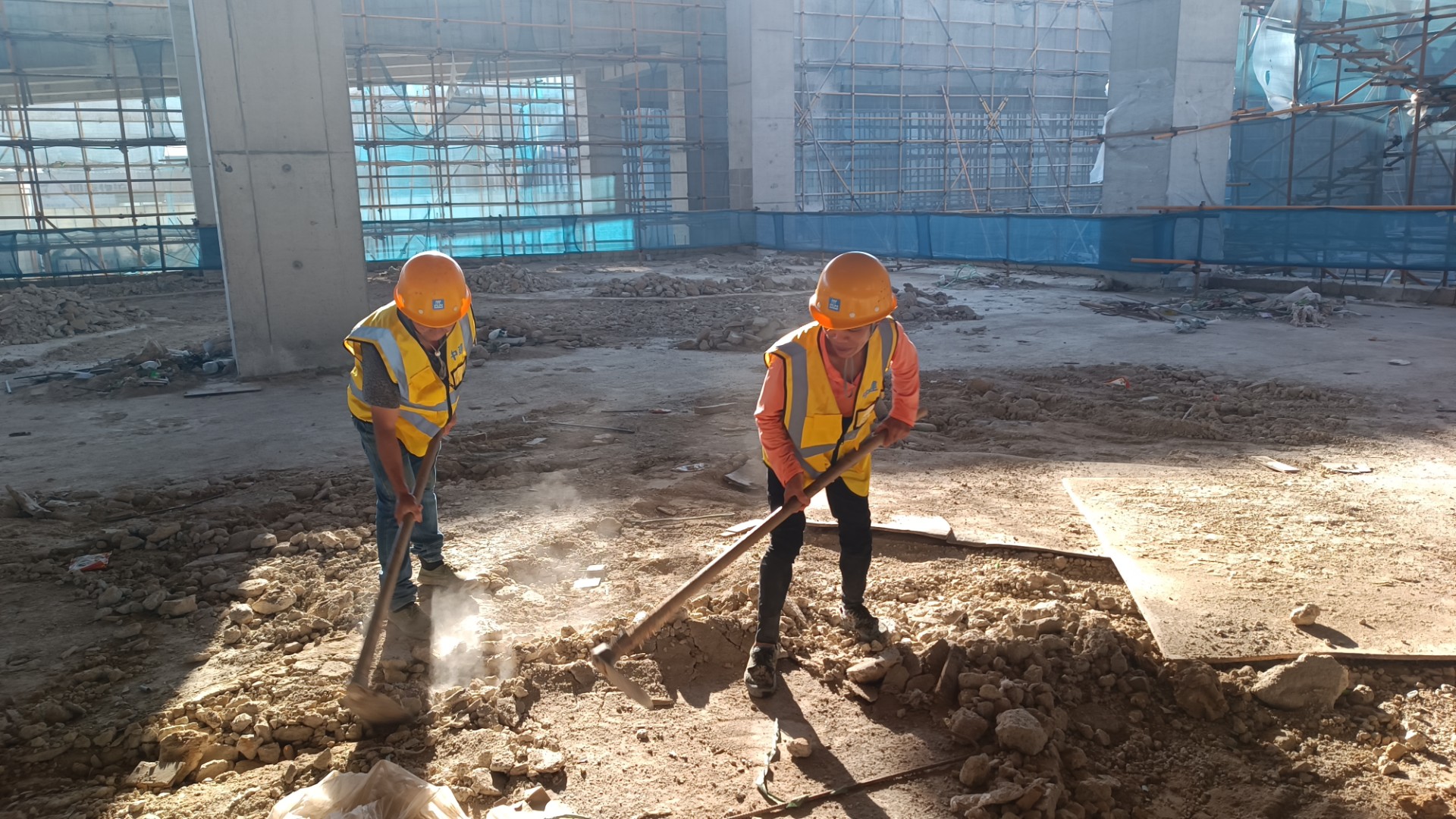 堅(jiān)守一線(xiàn)“戰(zhàn)高溫” 項(xiàng)目建設(shè)有“涼策”，王俊宇拍攝2.jpg