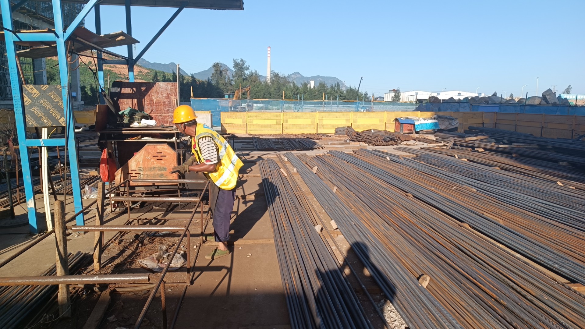 堅(jiān)守一線(xiàn)“戰(zhàn)高溫” 項(xiàng)目建設(shè)有“涼策”，王俊宇拍攝1.jpg