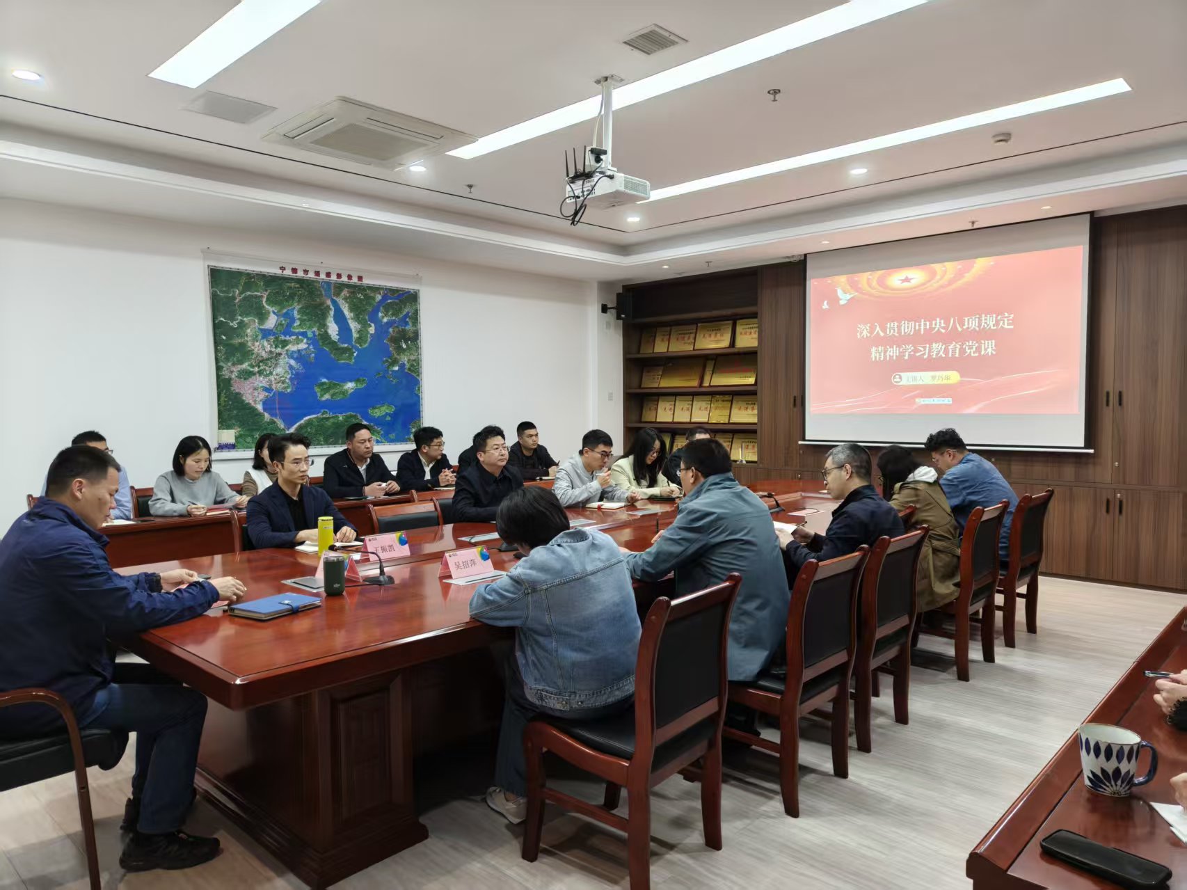 1745917651586873.jpg 市交投物流集團黨支部開展“深入貫徹中央八項規(guī)定精神學(xué)習(xí)教育”專題黨課學(xué)習(xí).jpg